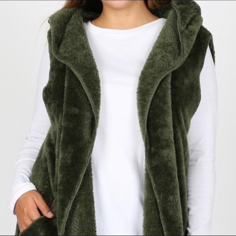 PRICE ⬇️ PLUS SZ Hunter Green Fur Open Hooded Vest - Picture 2 of 9